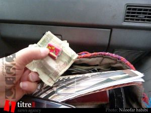 تحویل آدامس و شکلات جای پول خرد به تاکسی های کرج هم رسید!!