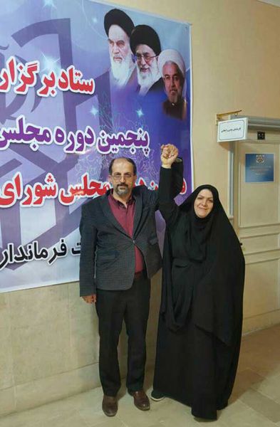ثبت نام رمانتیک یک زن و شوهر برای مجلس در فرمانداری گرگان