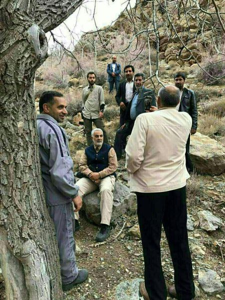 تصویری دیده نشده از سردار سلیمانی در مناطق کوهستانی