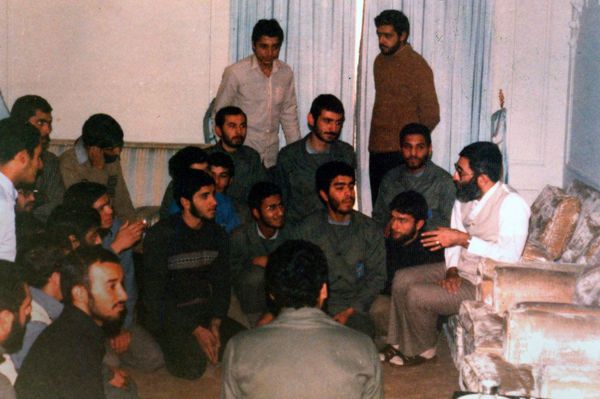 رهبر انقلاب با لباس شخصی در ایام جوانی +عکس