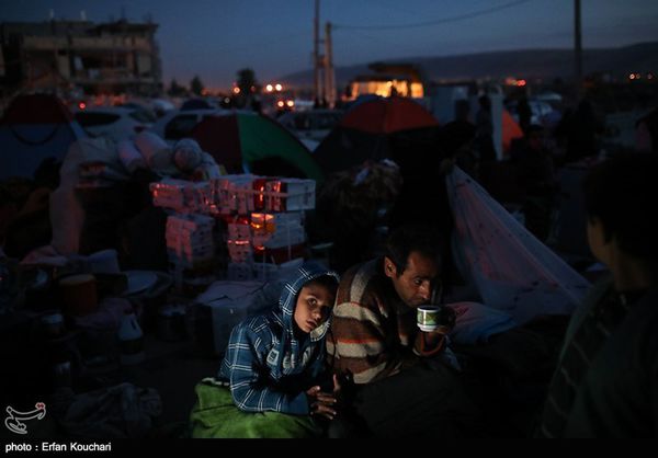 شب سرد زلزله‌زدگان استان کرمانشاه / چشمهای منتظر مردم به دست هم‌وطنان و تحقق وعده‌های مسئولان