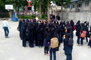 تجمع و اعتراض دانش‌آموزان گرگان به نحوه برگزاری امتحان نهایی و بی‌اعتنایی مسئولان به اعتراض‌ها