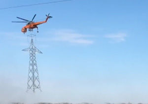  فیلم/حمل عجیب دکل برق با هلی‌کوپتر