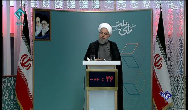 دانلود/ لرزش دست روحانی در مناظره