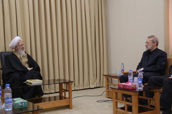 ثروت جامعه باید در دست عموم مردم باشد