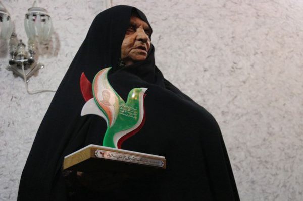 دیدار مسئولین شهرستان گرگان با خانواده شهیدان "عامری"و"دوست محمدیان" / از تاکید خدمت به مردم تا درخواست شهید از مادرش برای عمل همچون"ام وهب" در عاشورا +تصاویر