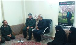 سرلشکر جعفری و خانواده سردار همدانی در منزل شهید باقری حضور یافتند