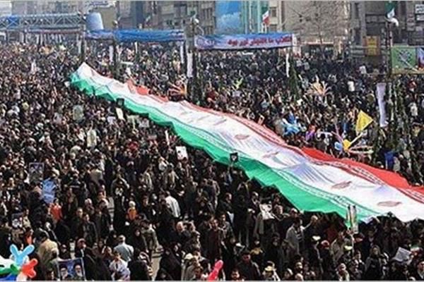 دانلود کلیپ همخوانی در میدان امام(ره) اصفهان با حامد زمانی در 22 بهمن/عمار داره این خاک