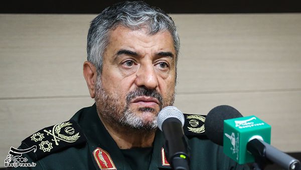 تحقق سخنان برخی مسئولین یعنی آغاز فرسایش استقلال و عزت نظام اسلامی