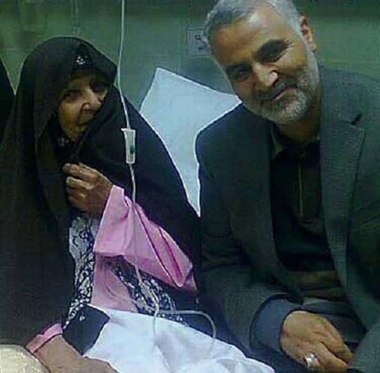 تصویری از حاج قاسم در کنار مادر یک شهید