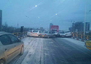 ​فیلم/تصادف زنجیره‌ای 30 خودرو به علت لغزندگی