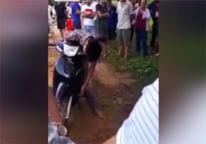 فیلم/ مردمی که به تماشای مردن یک نوجوان نشستند 