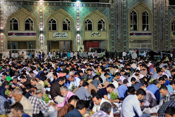 ضیافت افطار در حرم امام رضا(ع)