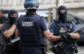 فیلم/ یا ماسک یا مشت و لگد پلیس!
