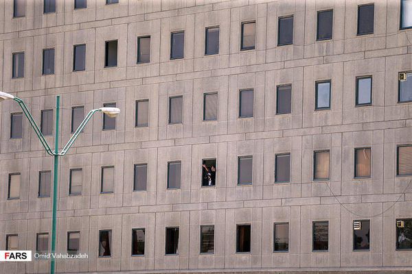 تروریست‌ها تعدادی از کارکنان مجلس را به گروگان گرفته‌اند