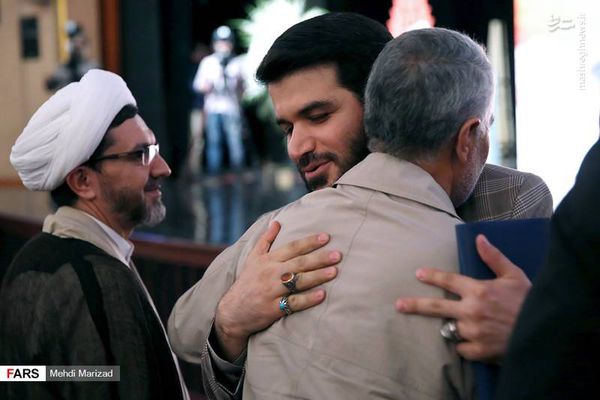 عکس/ میثم مطیعی در آغوش حاج قاسم