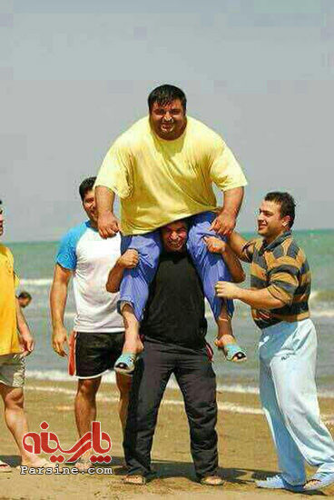 بیت الله عباسپور در حال بلند کردن حسین رضازاده