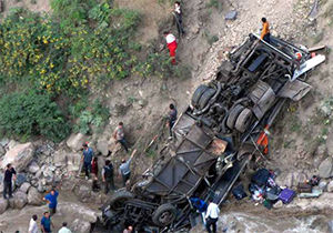  فیلم / سقوط یک اتوبوس از روی پل با 17 مسافر