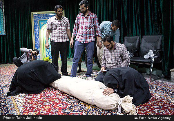 فیلم اولین دیدار خانواده شهید علی اصغر شیردل با پیکر عزیزشان