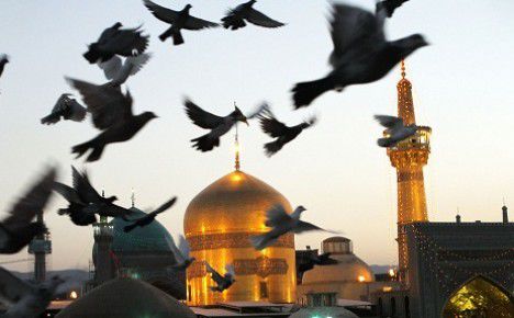 ﺩﻟﺶ ﮔﺮﻓﺘﻪ ﻭ ﭼﺸﻤﺶ ﺑﻪ ﻋﮑﺲ ﮔﻨﺒﺪ ﺑﻮﺩ
