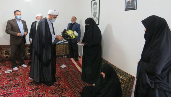 تکریم رئیس سازمان قضایی گلستان از مادر و همسر شهید مدافع امنیت نبی الله خطیری