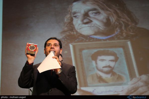 اهدای تندیس جهانی برترین عکس به خانواده شهید حاجی حتم لو+عکس