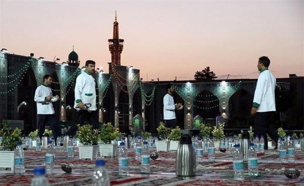 تصاویر/نخستین سفره‌ افطار در حرم امام رضا(ع)