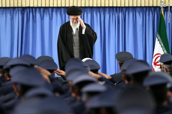 عکس/ سلام نظامی رهبر انقلاب در دیدار با فرماندهان نیروی هوایی
