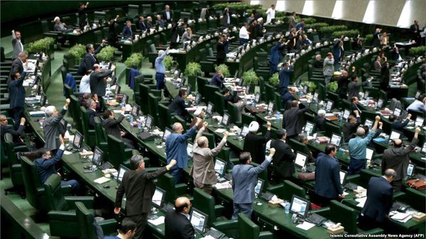 فیلمبردای یک نماینده مجلس از جلسه غیرعلنی دیروز درباره فیلم منتشر شده از بحث نماینده مجلس با یک کارمند و انتشار آن!