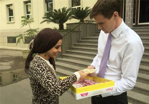 سیاست انگلیسی؛ از توهین کاریکاتوری تا توزیع شیرینی برای پیامبر+عکس