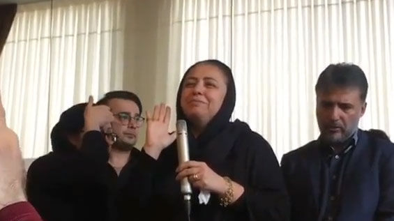 دانلود کلیپ صحبت های همسر عارف لرستانی در مراسم تشییع 