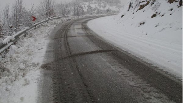 تمام محور‌های کوهستانی گلستان باز اما لغزنده است
