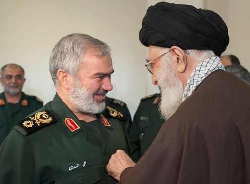 اعطای نشان فتح به فرماندهان نیروی دریایی سپاه که نظامیان متجاوز امریکایی را بازداشت کردند