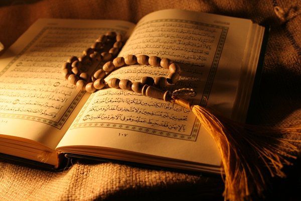 کرسی تلاوت نور در آزادشهر برگزار شد/رونمایی از ۳ کتاب حوزه ایثار