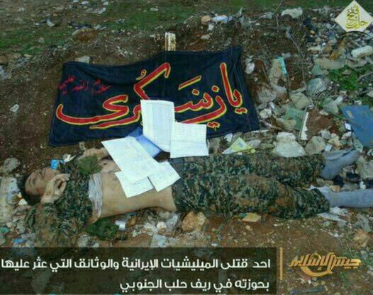 عکس/ پرچم یازینب کنار پیکر مطهر شهید