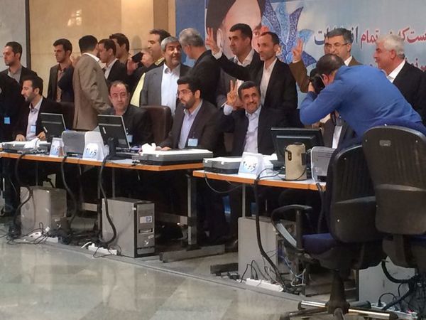 شعار احمدی نژاد بقایی مشایی هنگام ثبت نام
