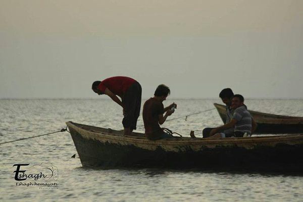 تصویری زیبا از نماز خواندن صیاد ترکمن در قایق ماهیگیری