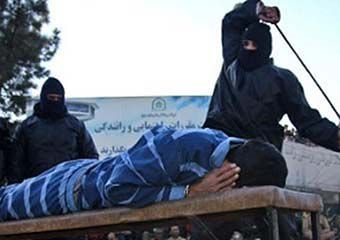 اجرای حکم شلاق در ملاء عام در غرب گلستان