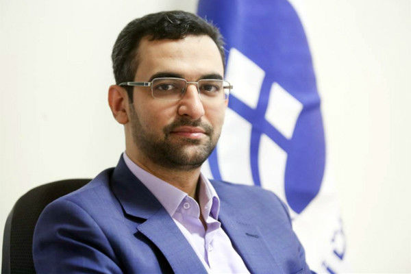 وزیر ارتباطات در حال چک کردن تلگرامش! + عکس