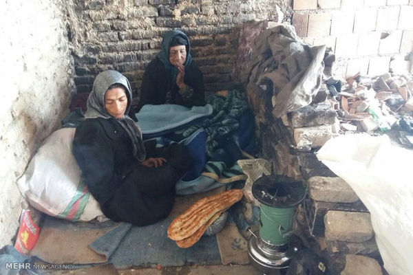 پیرزنی که بی‌سرپناه زیر برف مانده بود/ متولیان امر وارد عمل شدند