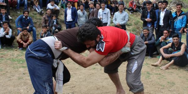 کشتی با شال رسم کهن مراسمات چشمه ساران+تصاویر