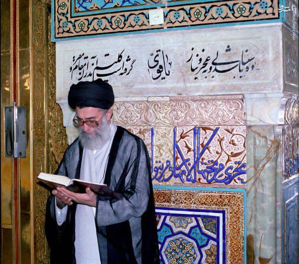 تصویری منتشرنشده از رهبر انقلاب در حرم رضوی سال ۱۳۷۴